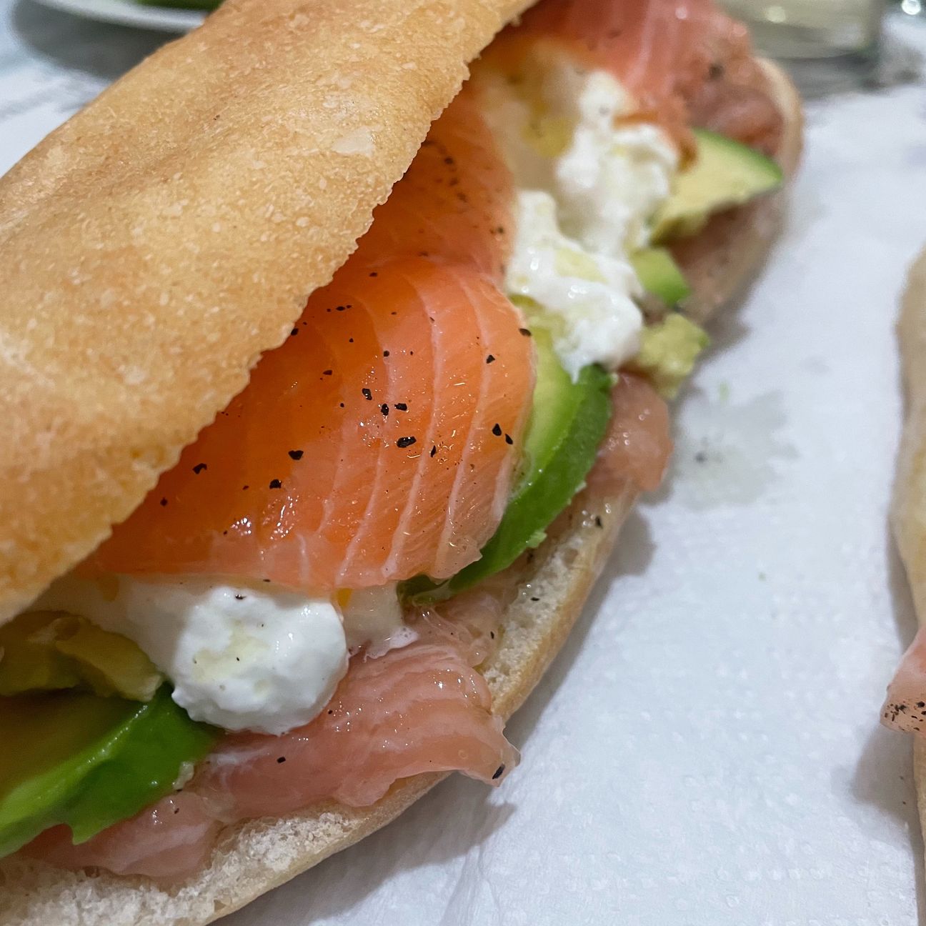 Panino salmone fresco, burrata e avocado