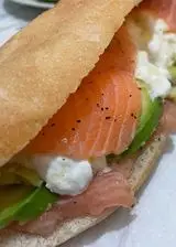 Ricetta Panino salmone fresco, burrata e avocado