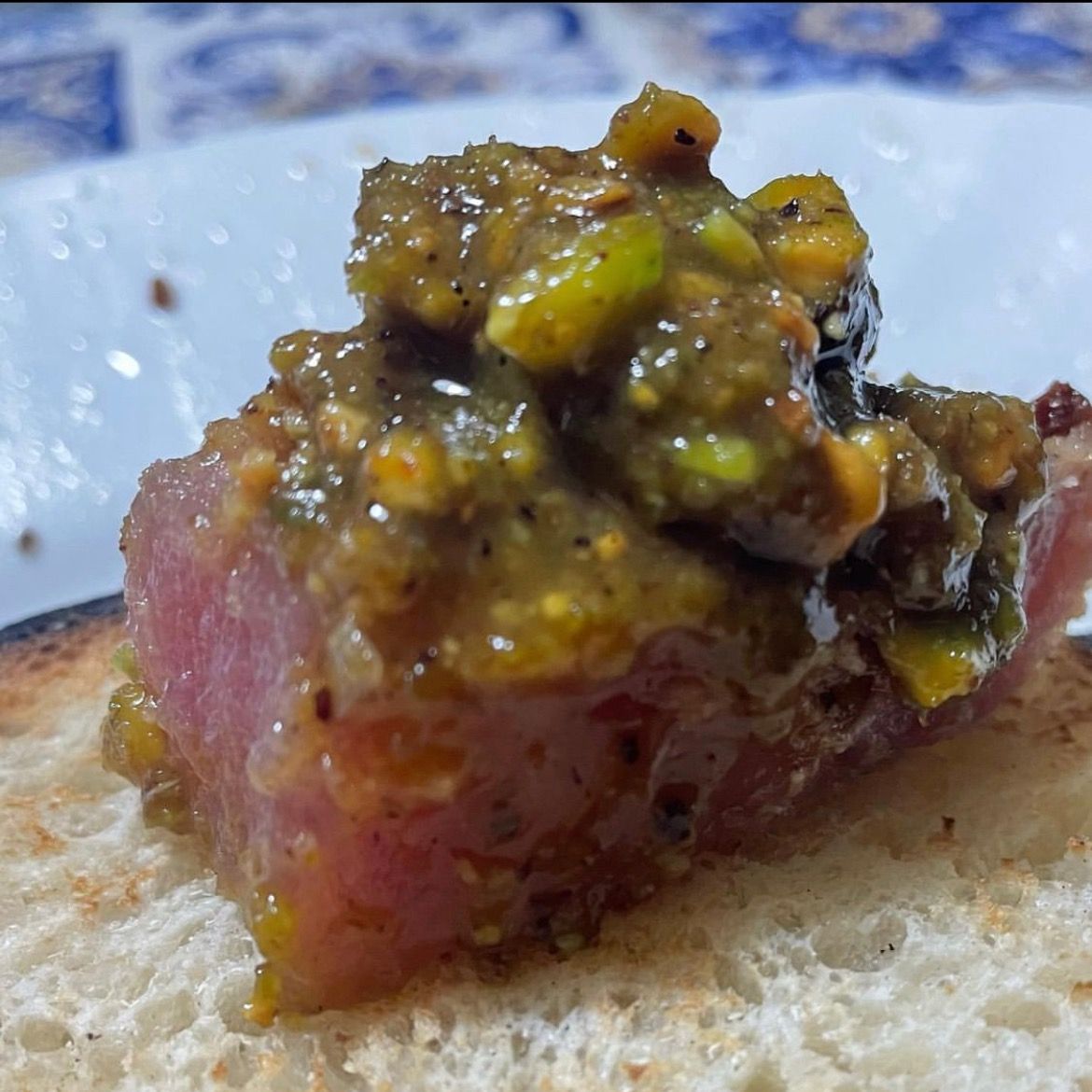 Bruschetta di tonno e crema di pistacchio