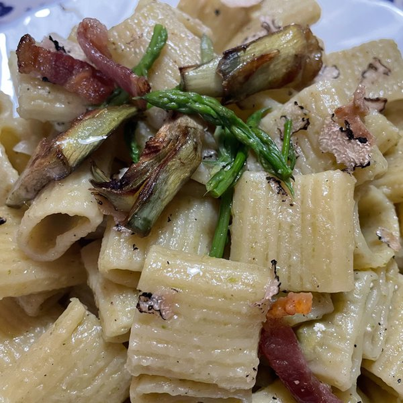 Pasta rigata Carciofi, asparagi,pancetta e tartufo