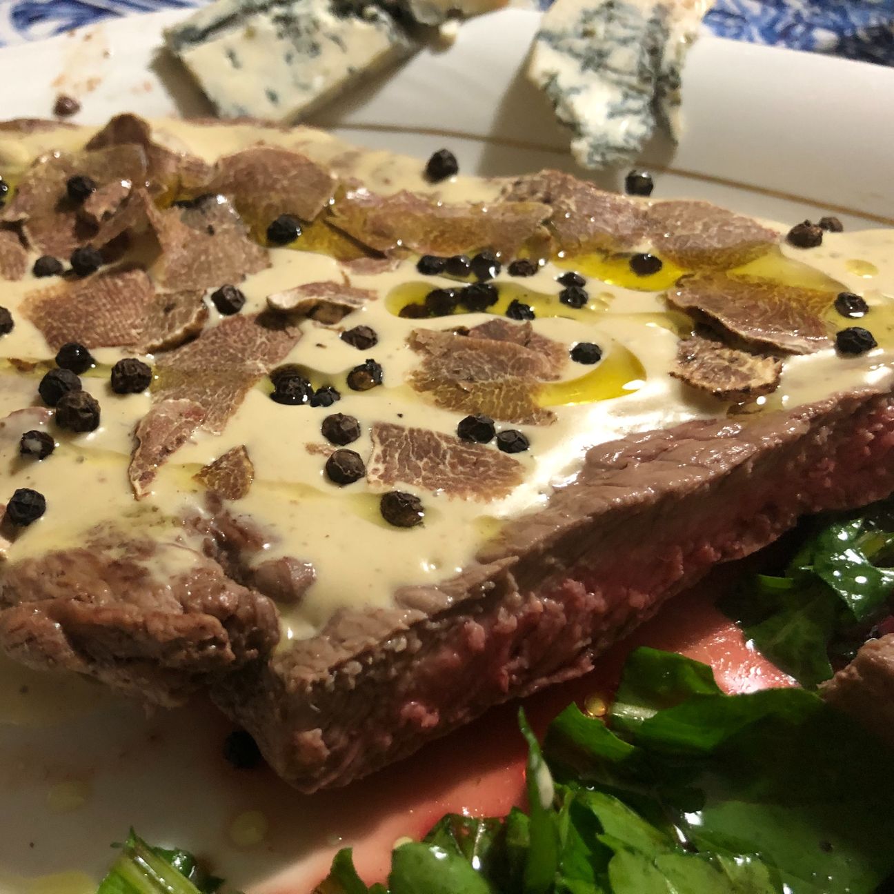 tagliata di scottona con fonduta di parmigiano e gorgonzola dolce, pepe nero e tartufo bianco
