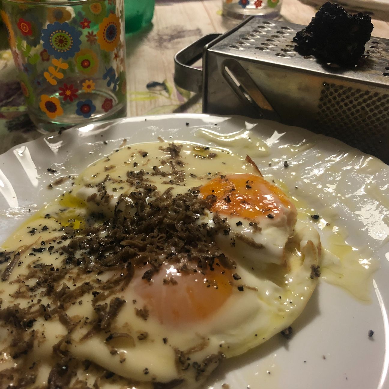 Uova con sottiletta e tartufo nero estivo