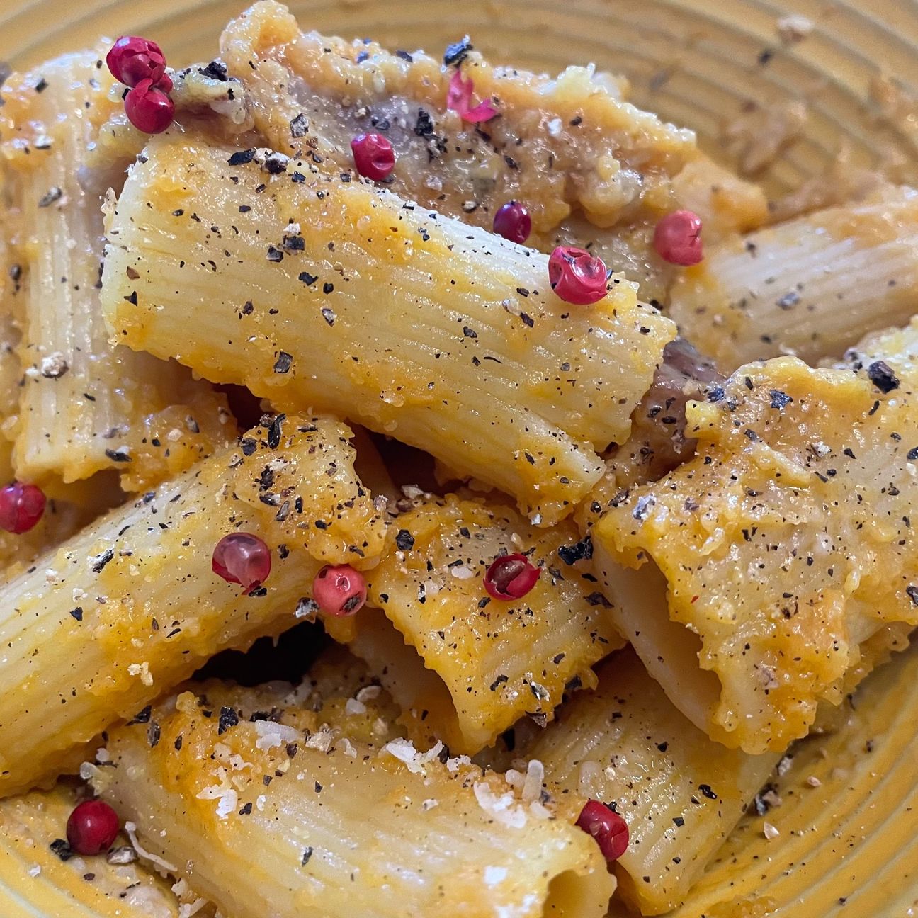 Rigatoni con zucca e salsiccia