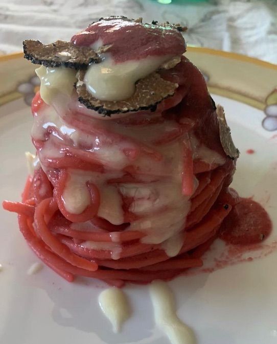 Spaghetti alla barbabietola rossa, gocce di brie e tartufo nero pregiato