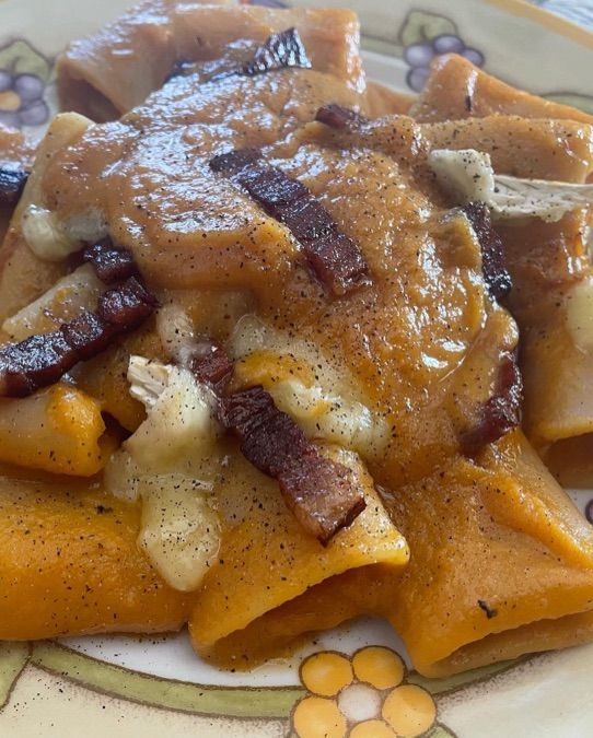 Schiaffoni con zucca, pancetta croccante e gocce di brie fuso