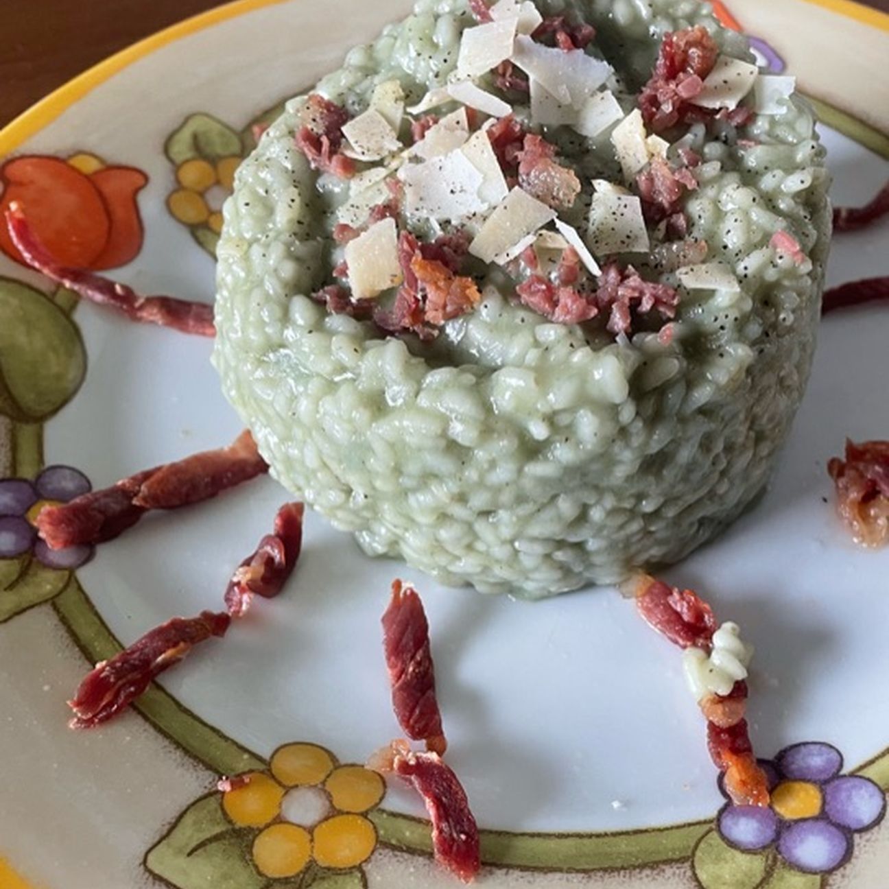 Risotto con brodo di carciofi, pancetta e pecorino