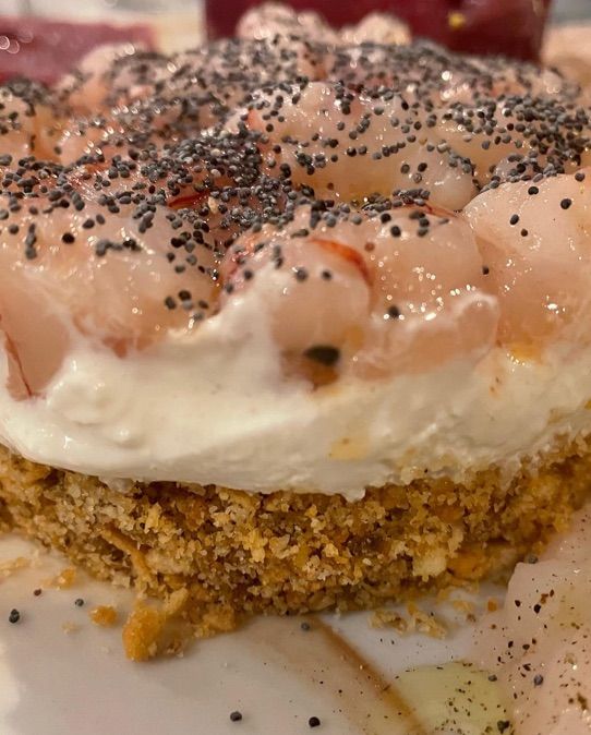 Cheesecake con burrata , gamberi crudi e semi di papavero