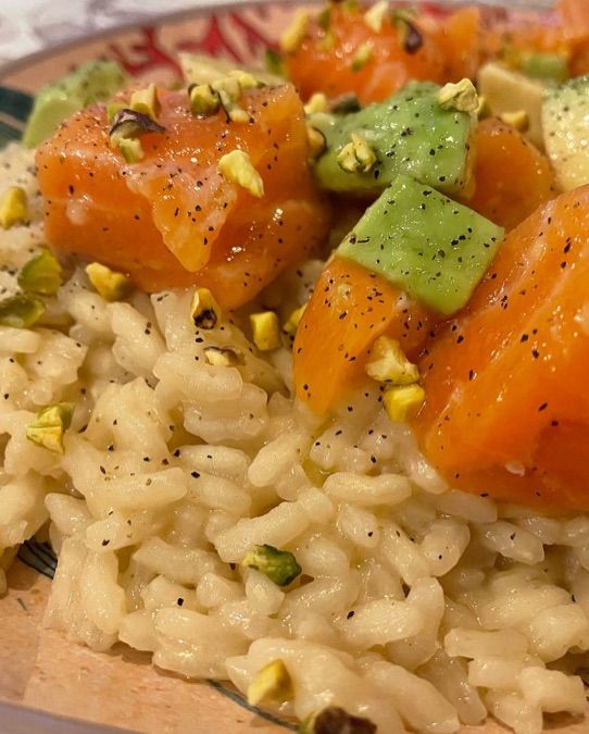 Riso con avocado, salmone e pistacchi