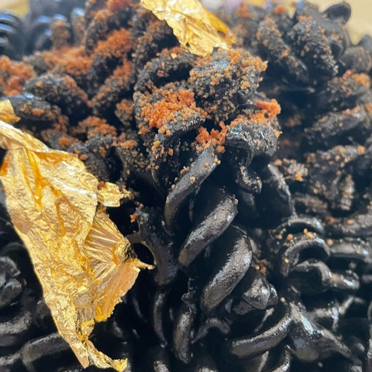 Nero di seppia, oro alimentare e bottarga