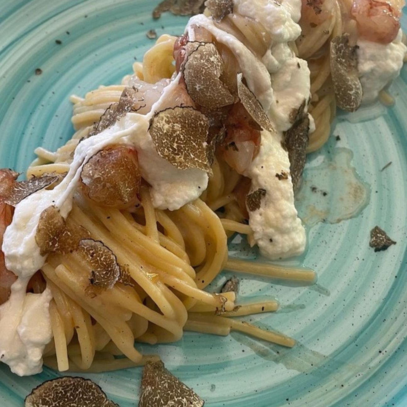 Spaghetti con burrata, gamberi crudi e tartufo