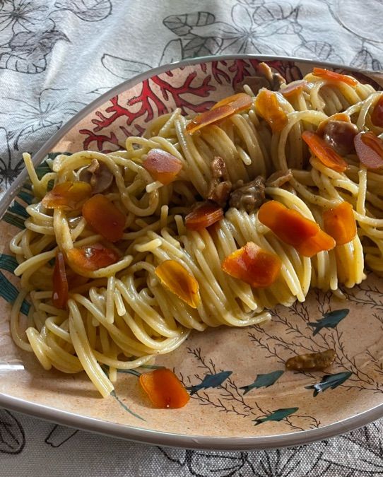 Spaghetti con ricci di mare e bottarga
