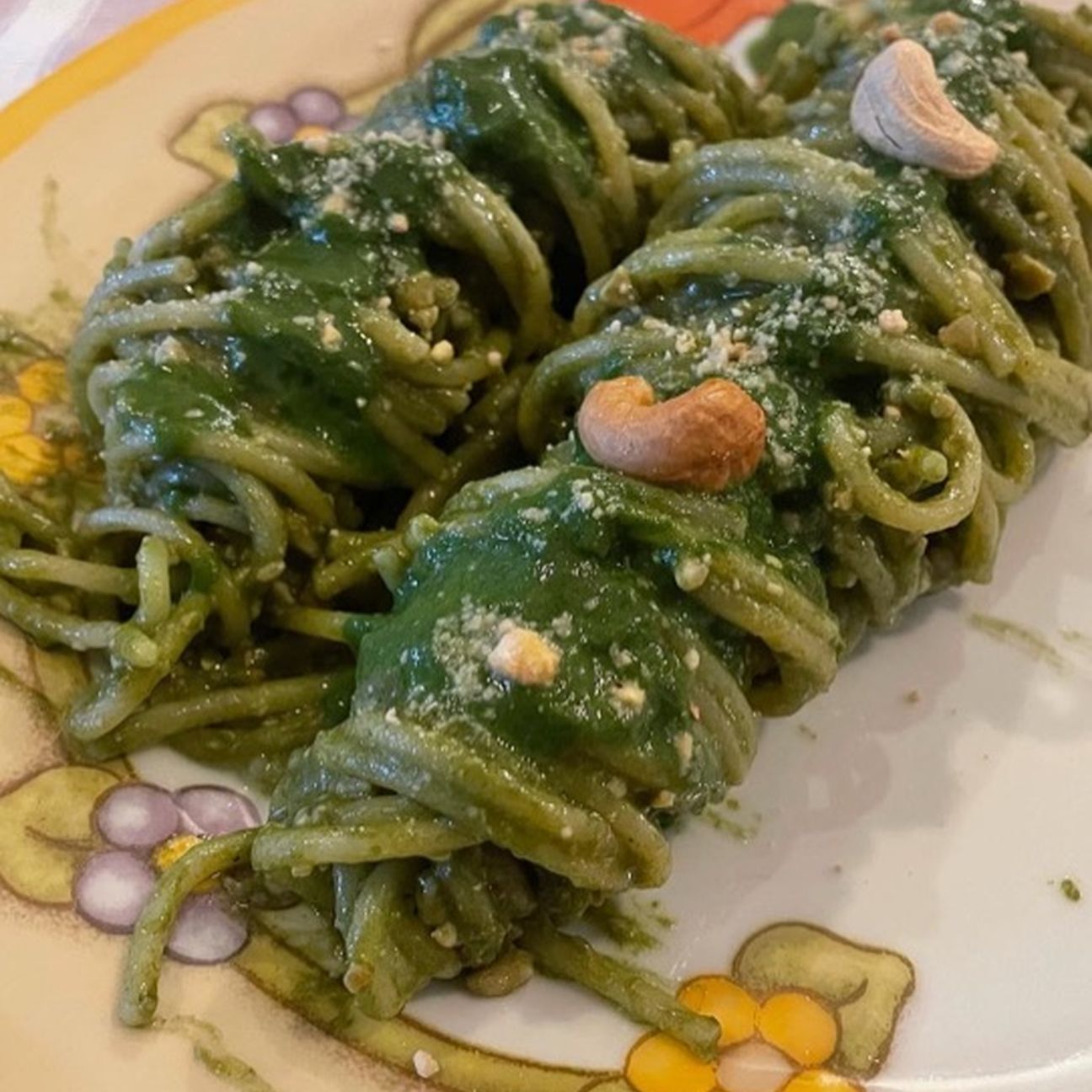Spaghetti con spinaci e anacardi