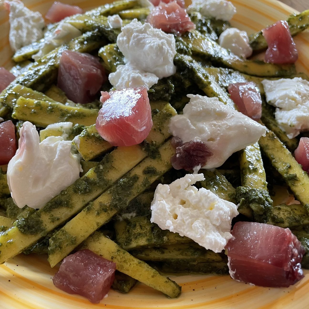 Fettucce fatte in casa con pesto, burrata e tonno crudo