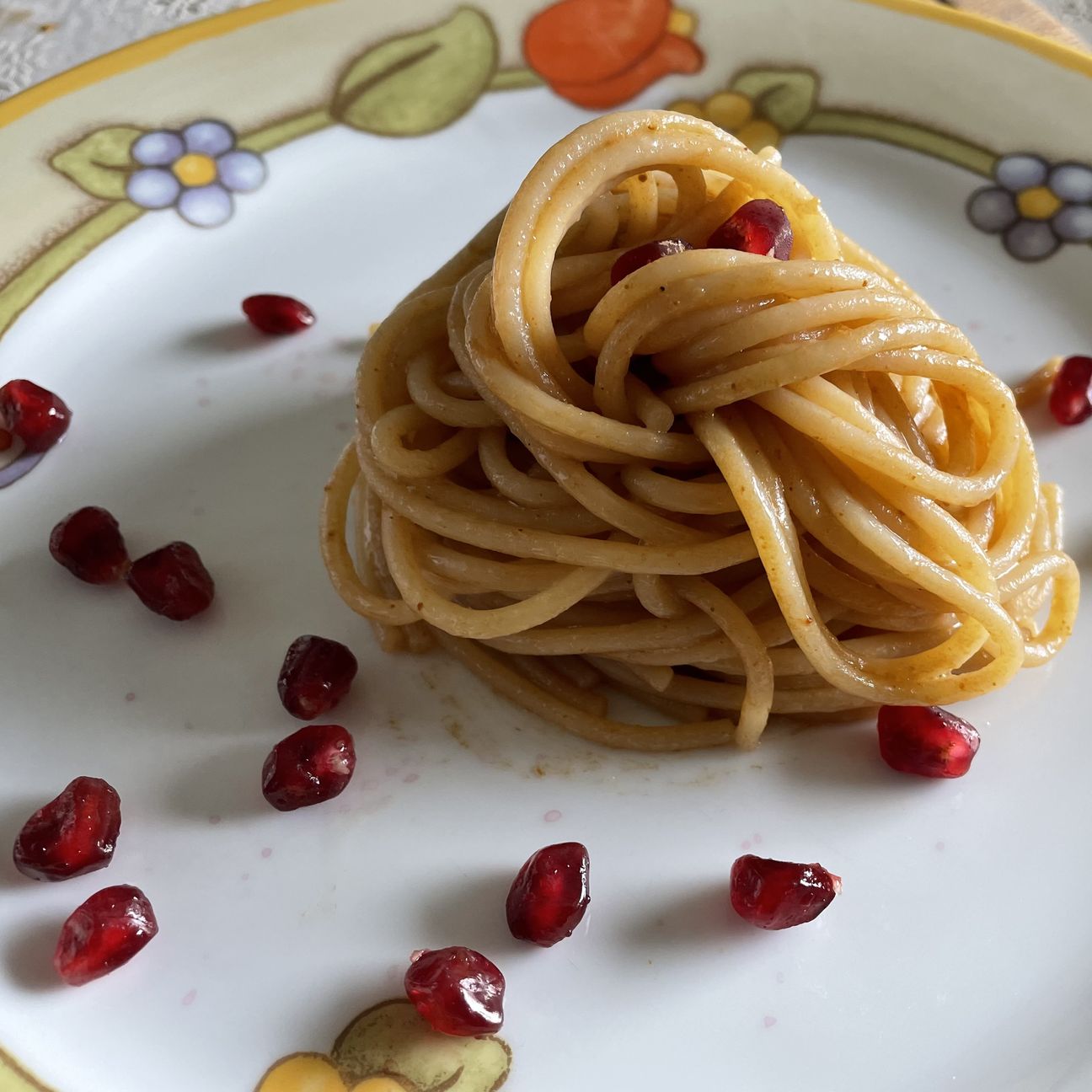 Spaghetti ricci di mare, colatura di alici e melagrana