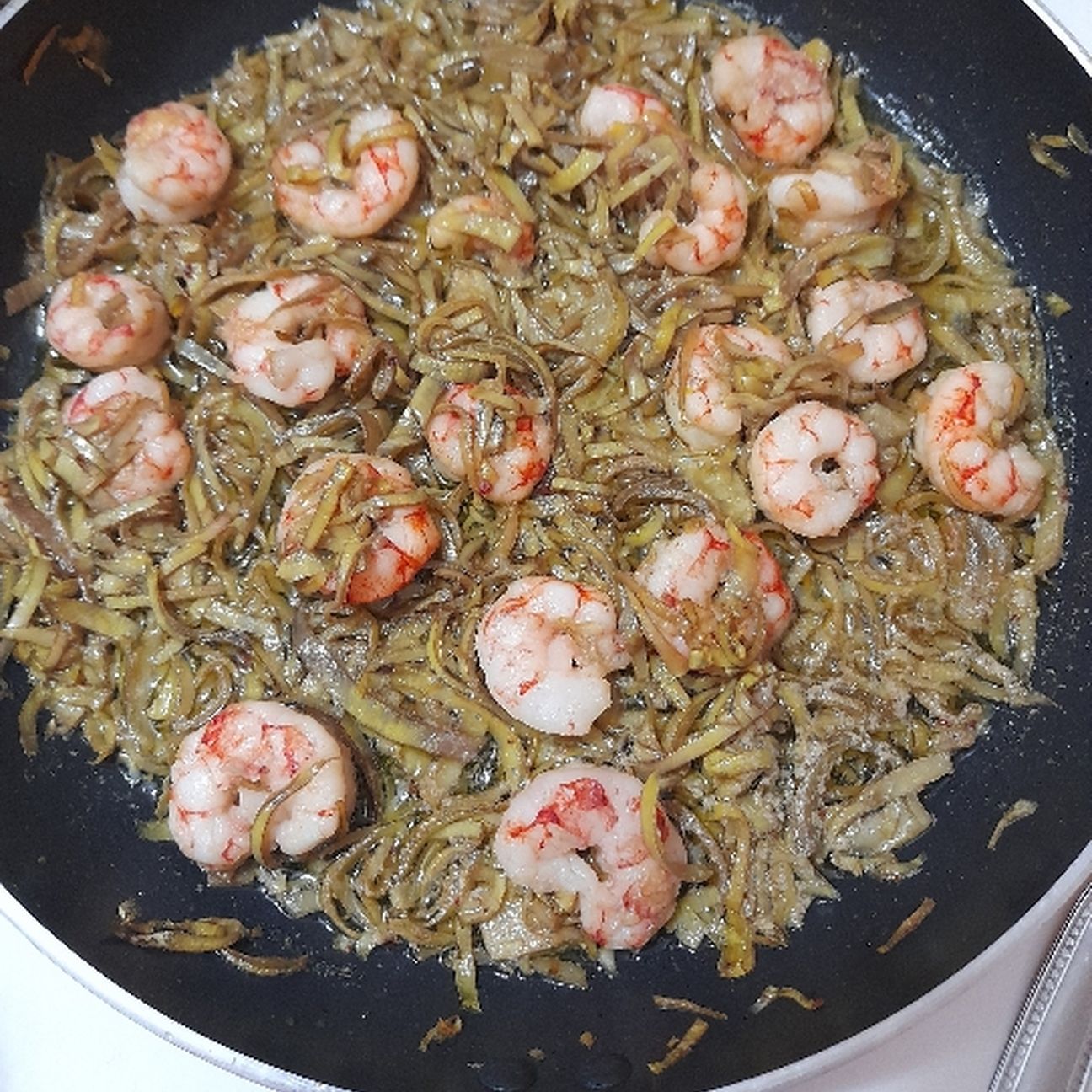 Tagliatelle gamberi carciofi e guanciale croccante
