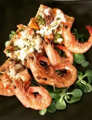 Ricetta Crostone di pane con piselli, calamari e 
mazzancolle. di karendipietro92