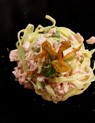 Ricetta Tagliatelle con salmone, philadelphia, lime e fiori di zucchine. di karendipietro92