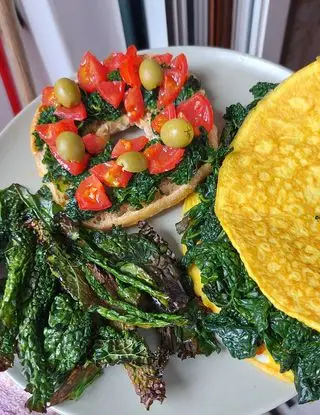 Ricetta frittata con cavolo nero ripassato, chips di cavolo nero, frisella con cavolo nero, pomodorini e olive verdi saclà di annarita528