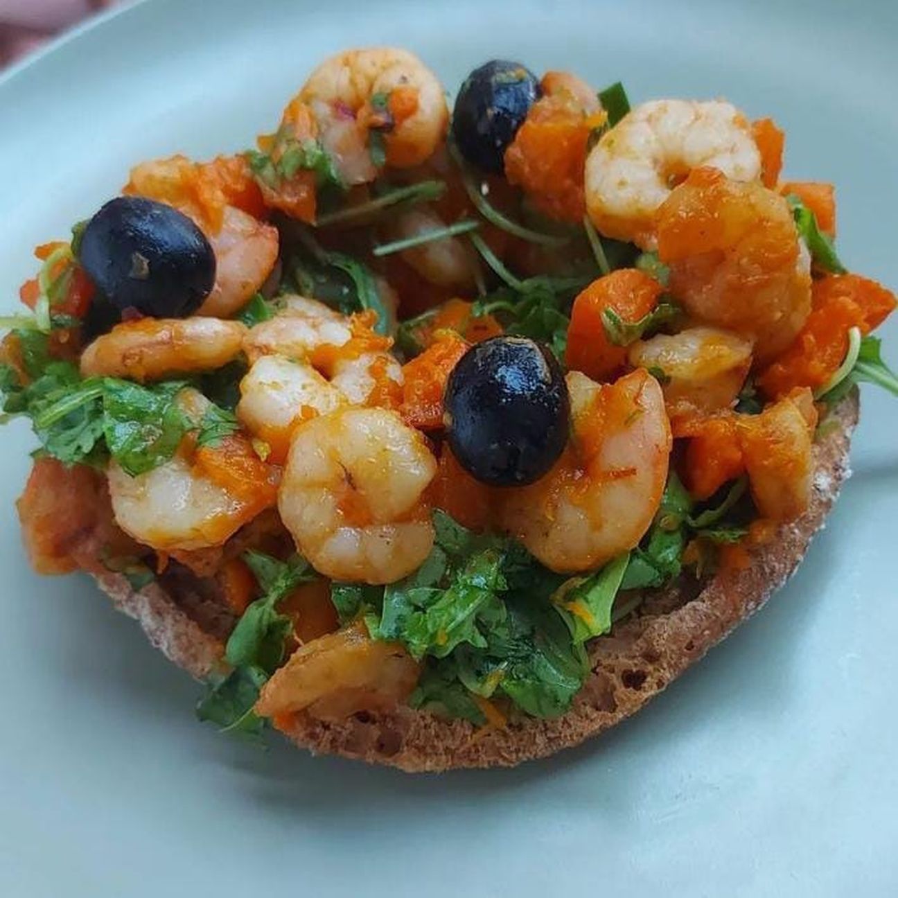 frisella zucca, rucola, gamberetti e olive saclà