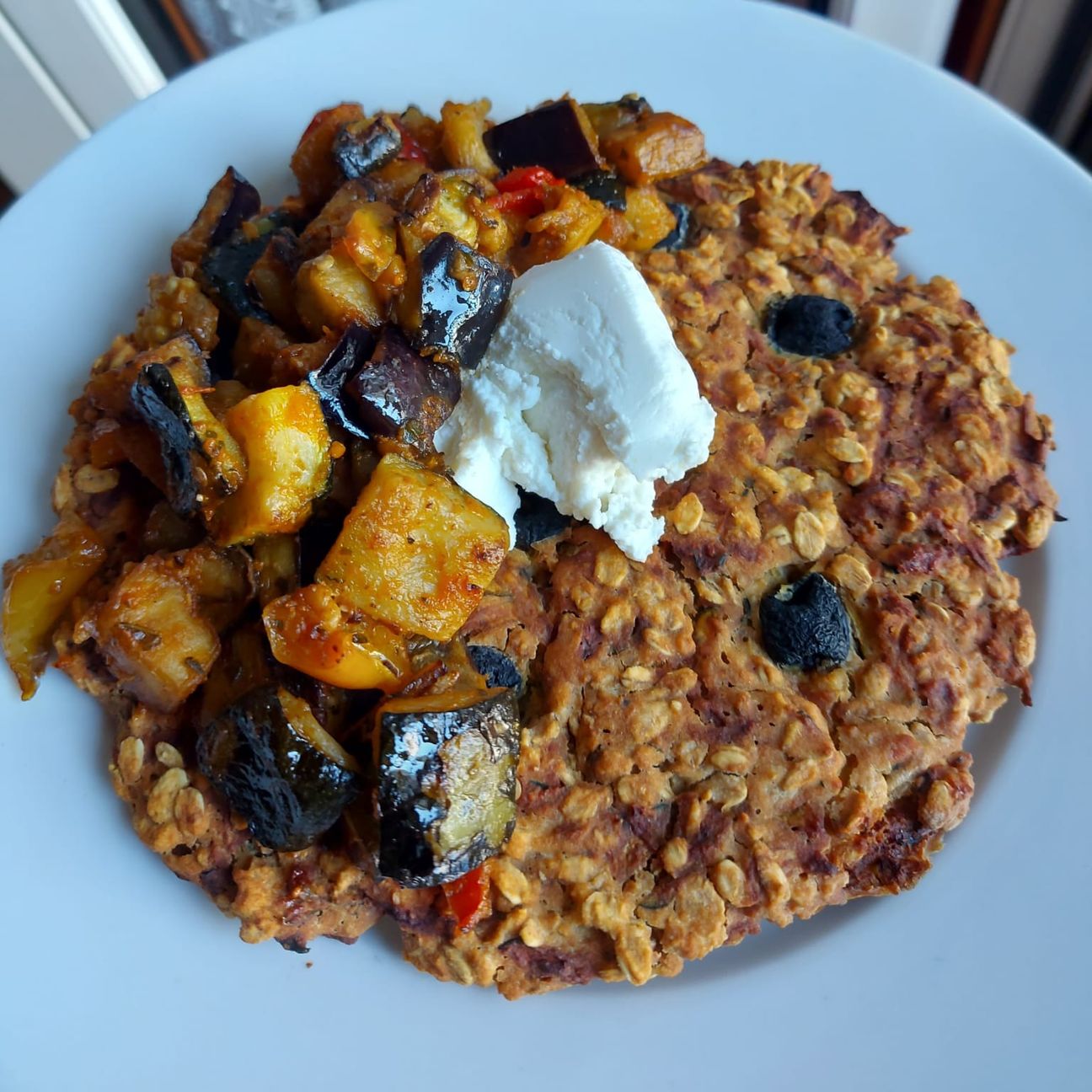 focaccia avena e ceci con olive nere saclà, verdure miste e ricotta