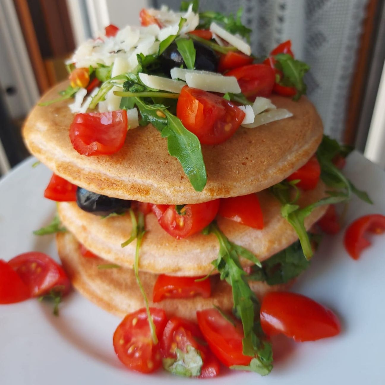 pancake salati rucola pomodorini scaglie di parmigiano e olive nere saclà