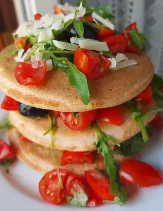 Ricetta pancake salati rucola pomodorini scaglie di parmigiano e olive nere saclà di annarita528