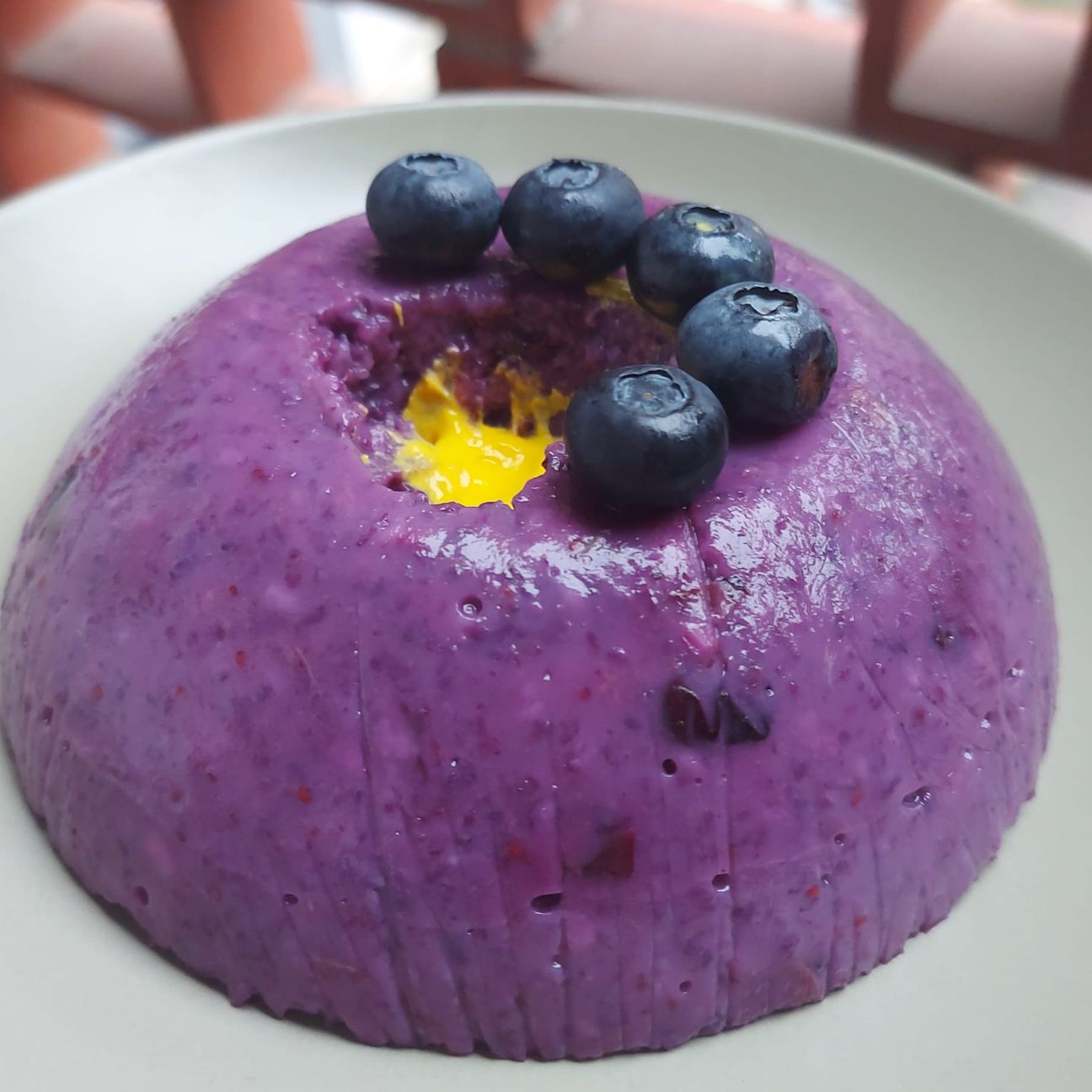 Cupola di porridge ai mirtilli con yogurt allo zafferano
