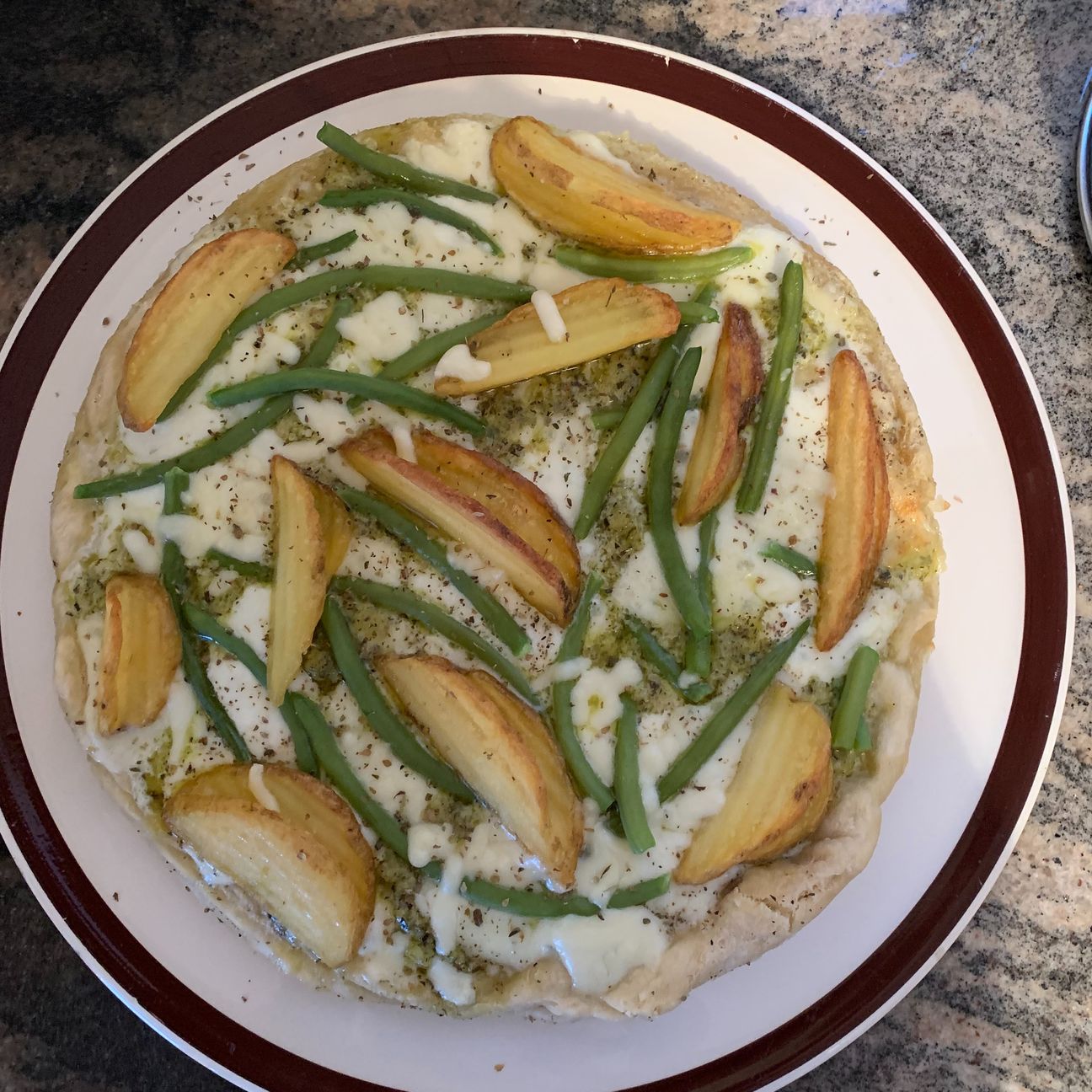 Piazza di pane al pesto con fagiolini e patate