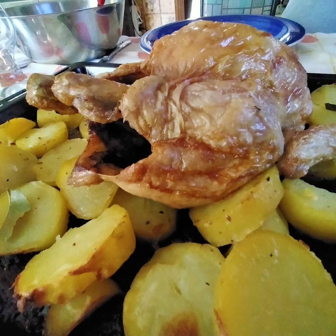 Un polletto al forno con patate