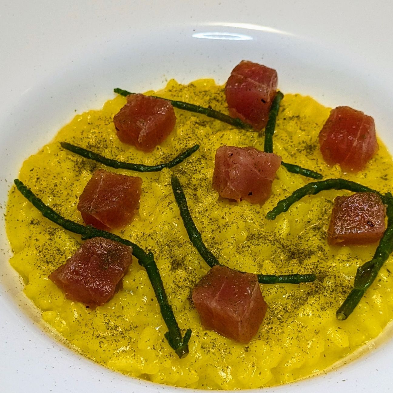 Risotto allo Zafferano, con tartare di tonno, salicornia e polvere di prezzemolo.