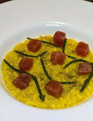 Ricetta Risotto allo Zafferano, con tartare di tonno, salicornia e polvere di prezzemolo. di marinels81