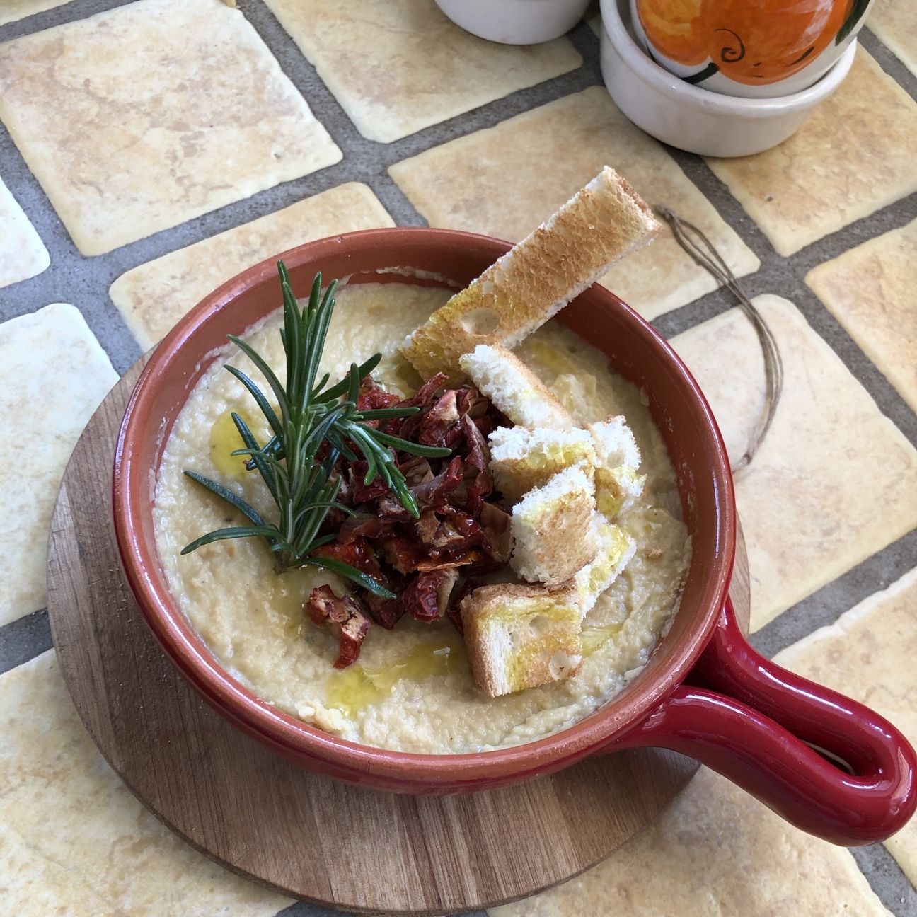 Humus di ceci con rosmarino, pomodori secchi e pane croccante
