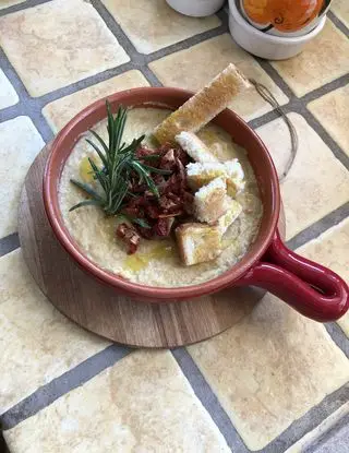 Ricetta Humus di ceci con rosmarino, pomodori secchi e pane croccante di chezgian