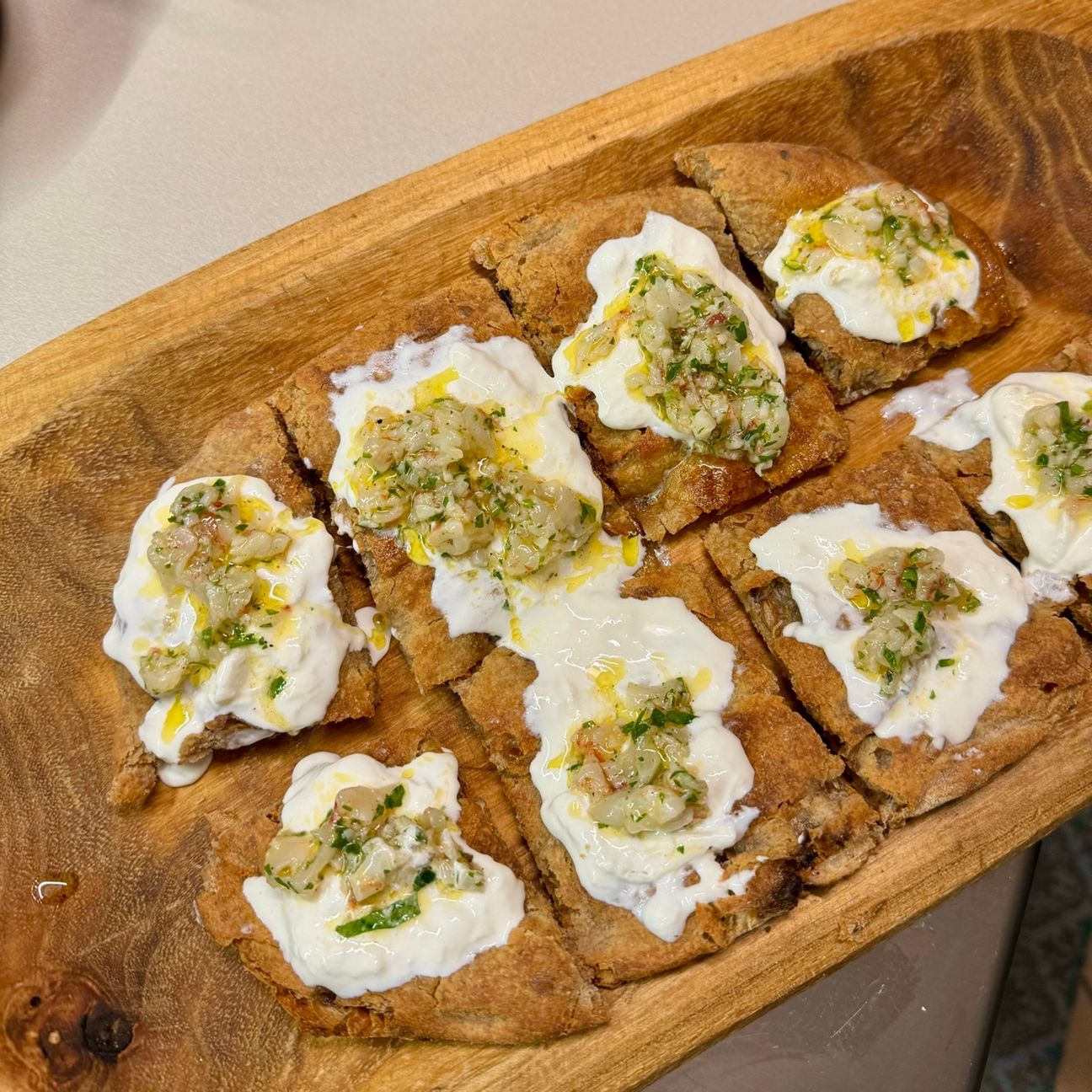 Pinsa integrale con stracciatella di bufala e tartare di gamberi argentini marinati