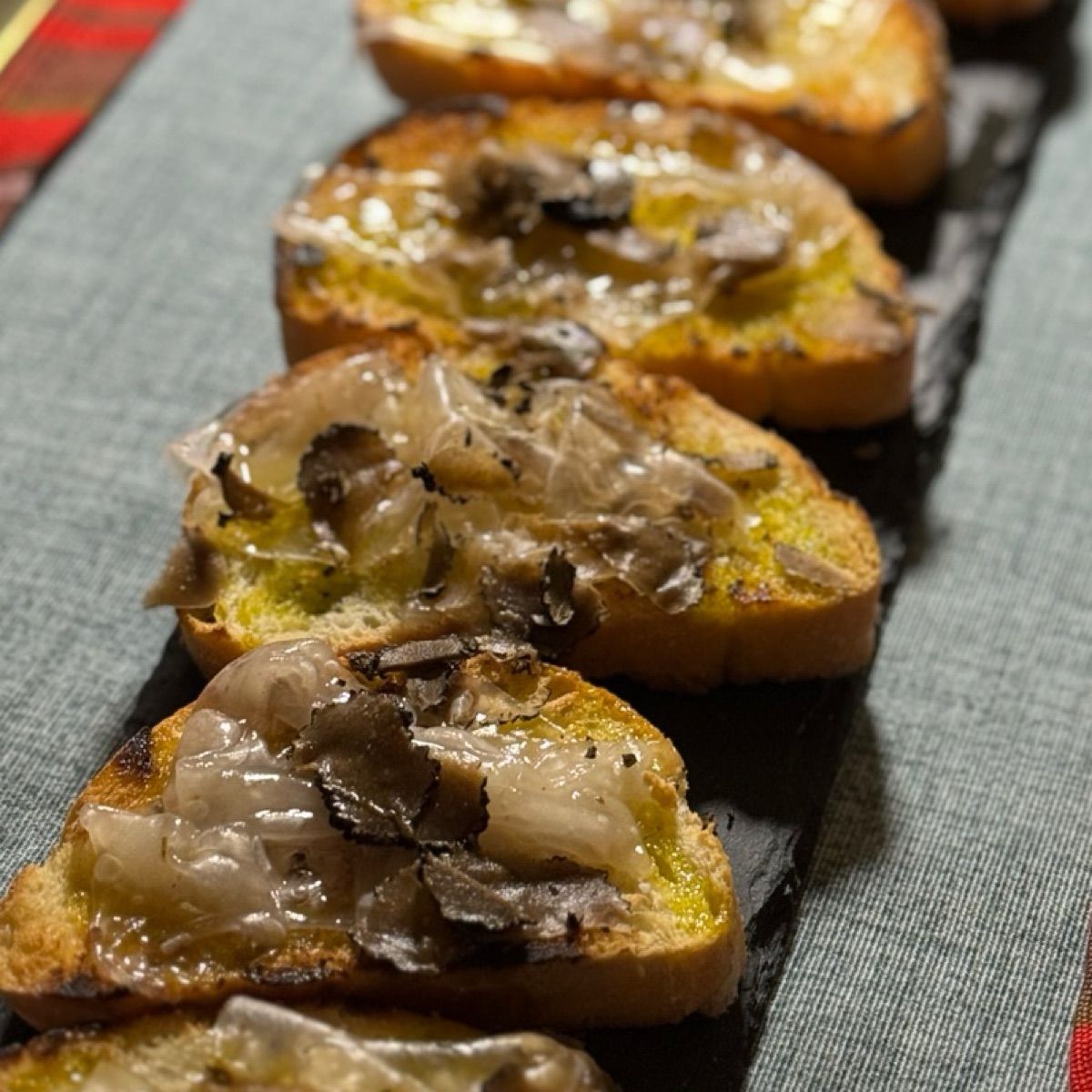 Bruschette con lardo e tartufo nero
