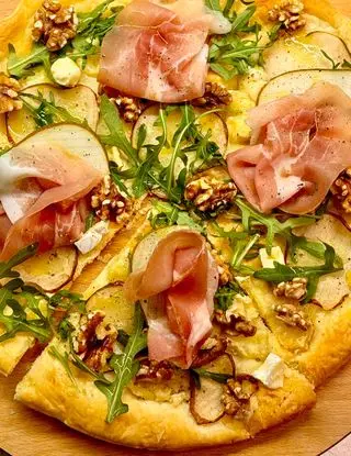 Ricetta Torta salata con Brie, pere, noci miele speck e rucola di chezgian