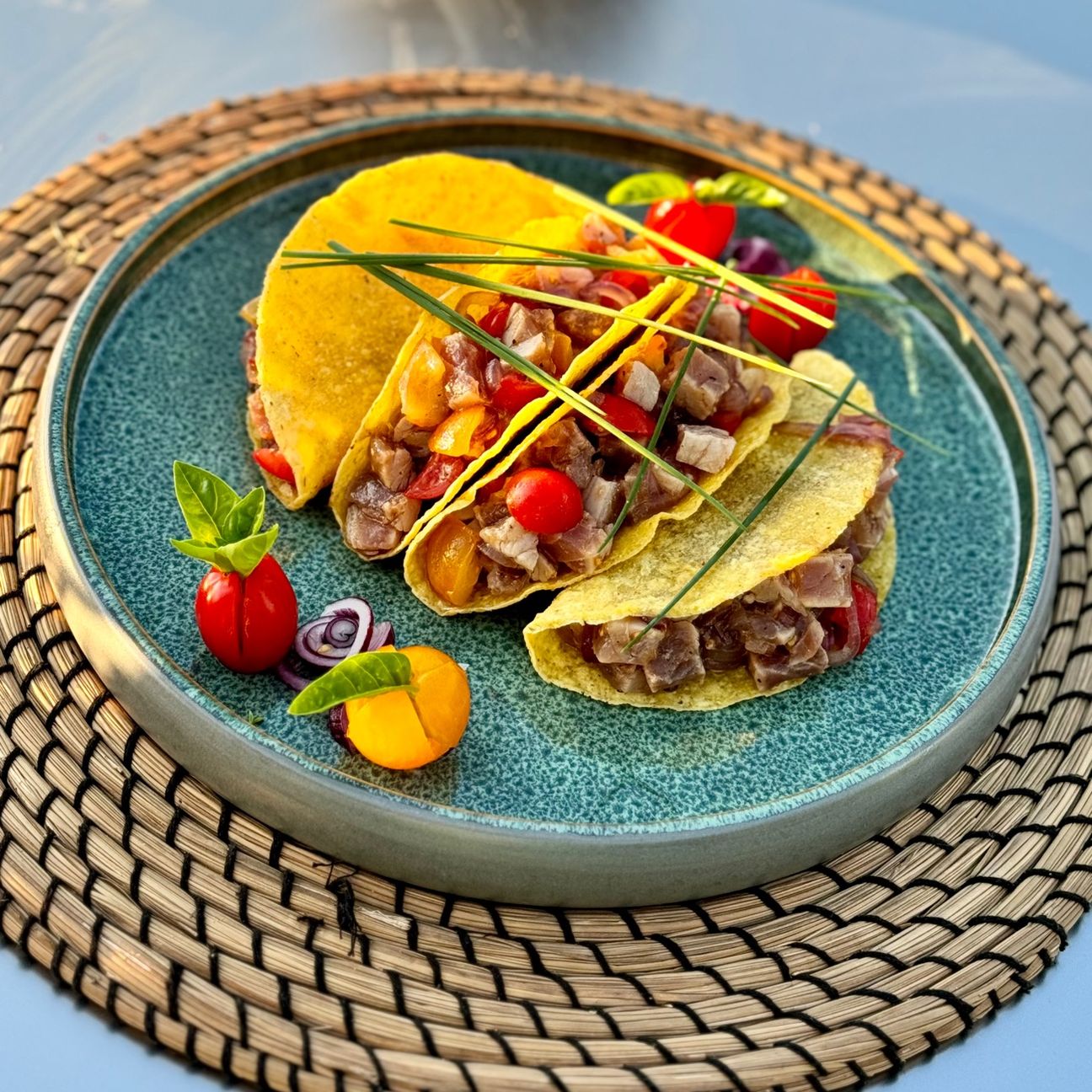 Tacos di Mais con tonno fresco, pomodorini e cipolla di tropea caramellata