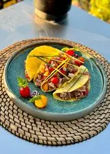 Ricetta Tacos di Mais con tonno fresco, pomodorini e cipolla di tropea caramellata