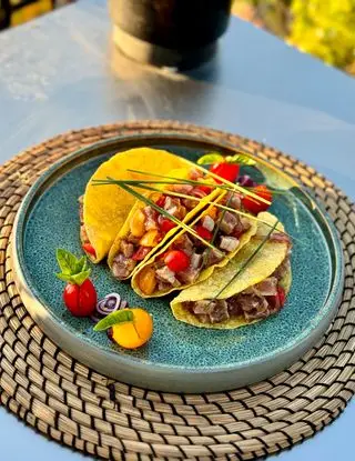 Ricetta Tacos di Mais con tonno fresco, pomodorini e cipolla di tropea caramellata di chezgian