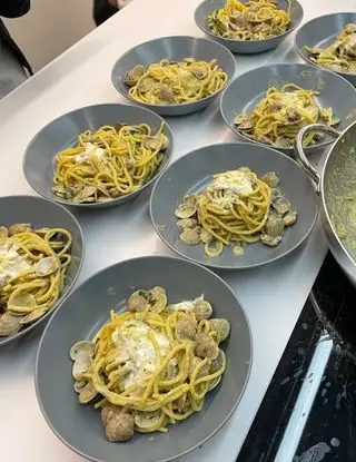 Ricetta Spaghettoni al pesto di piastacchi, vongole e stracciatella di burrata. di ChefMaro