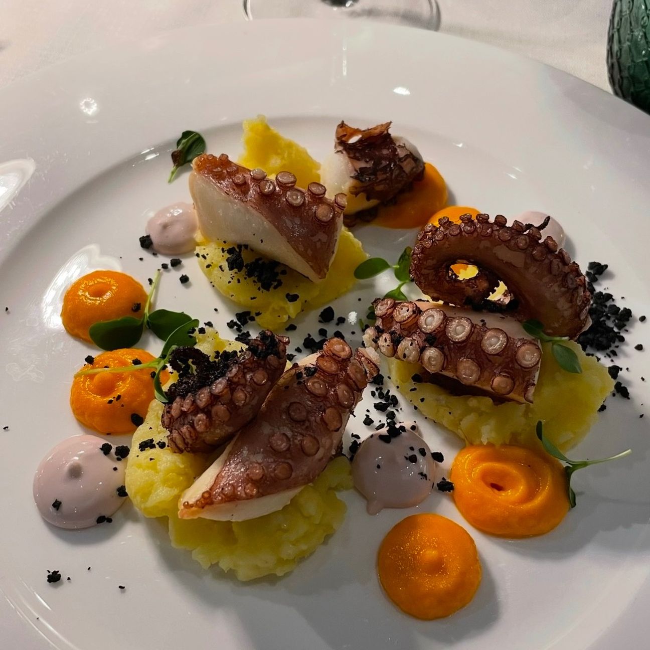 Polpo rosticciato su purè di patate, crema di zucca e maionese alla barbabietola