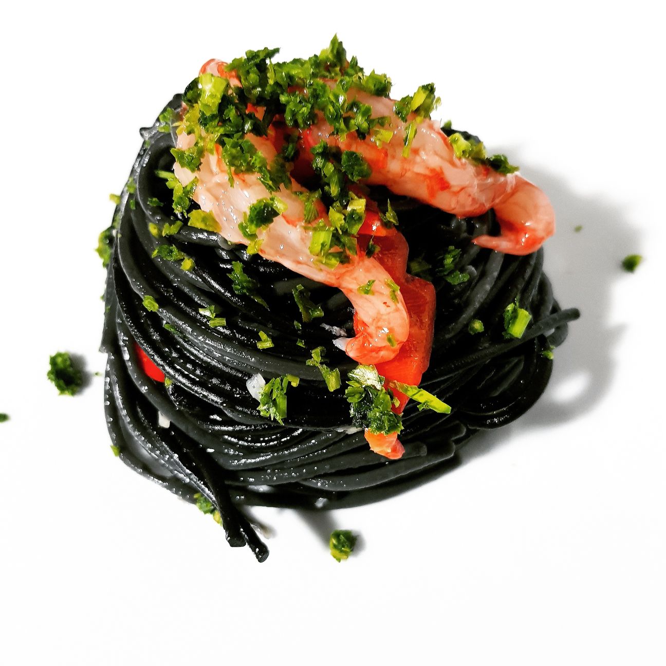 Spaghetti neri, aglio, olio, peperoncino e prezzemolo con crudo di gambero rosso