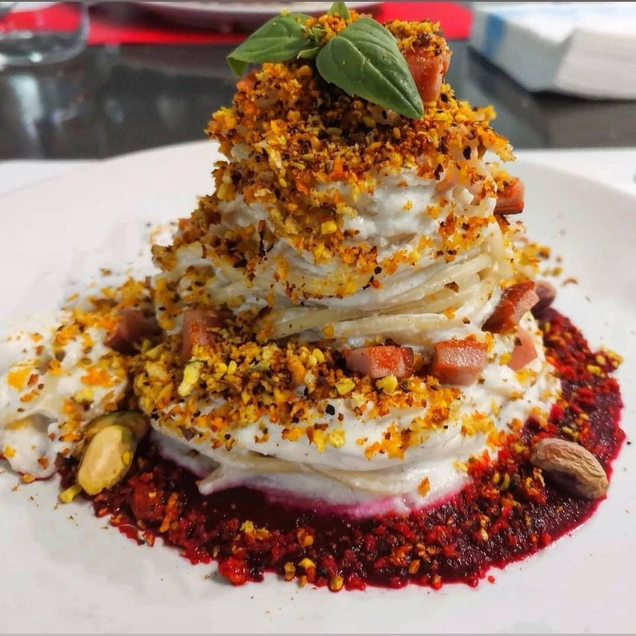 Spaghetti con crema di burrata, pistacchi e mortadella