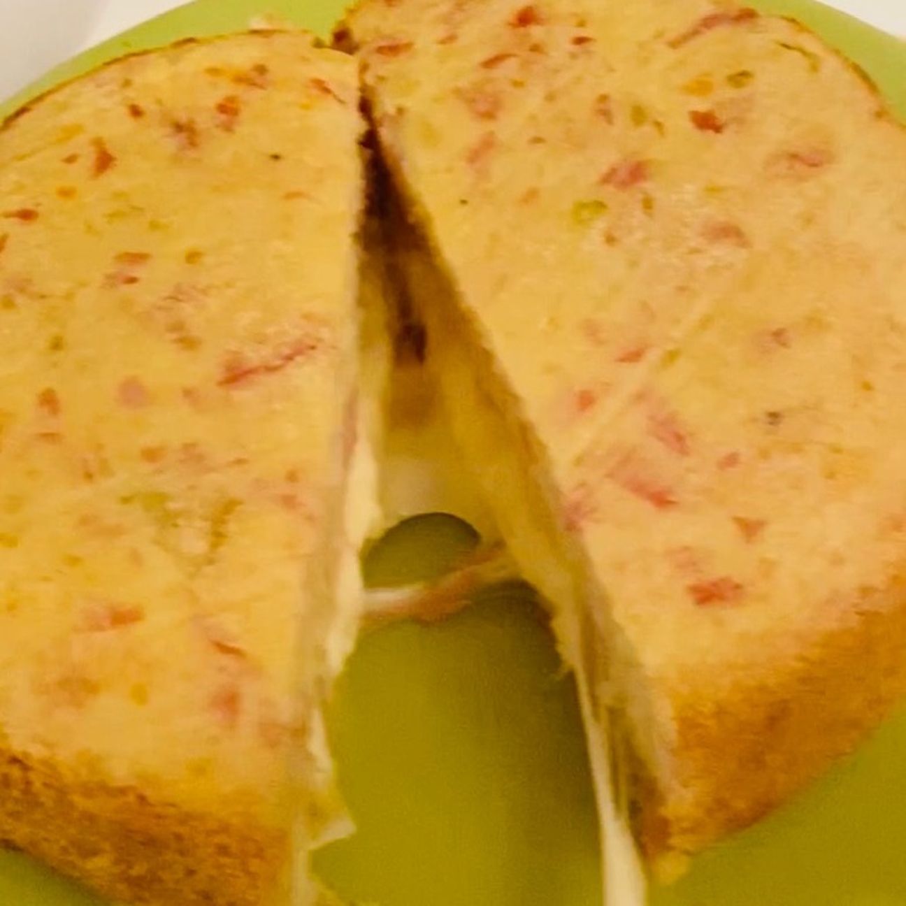 Tortina di patate e mortadella con mozzarella filante