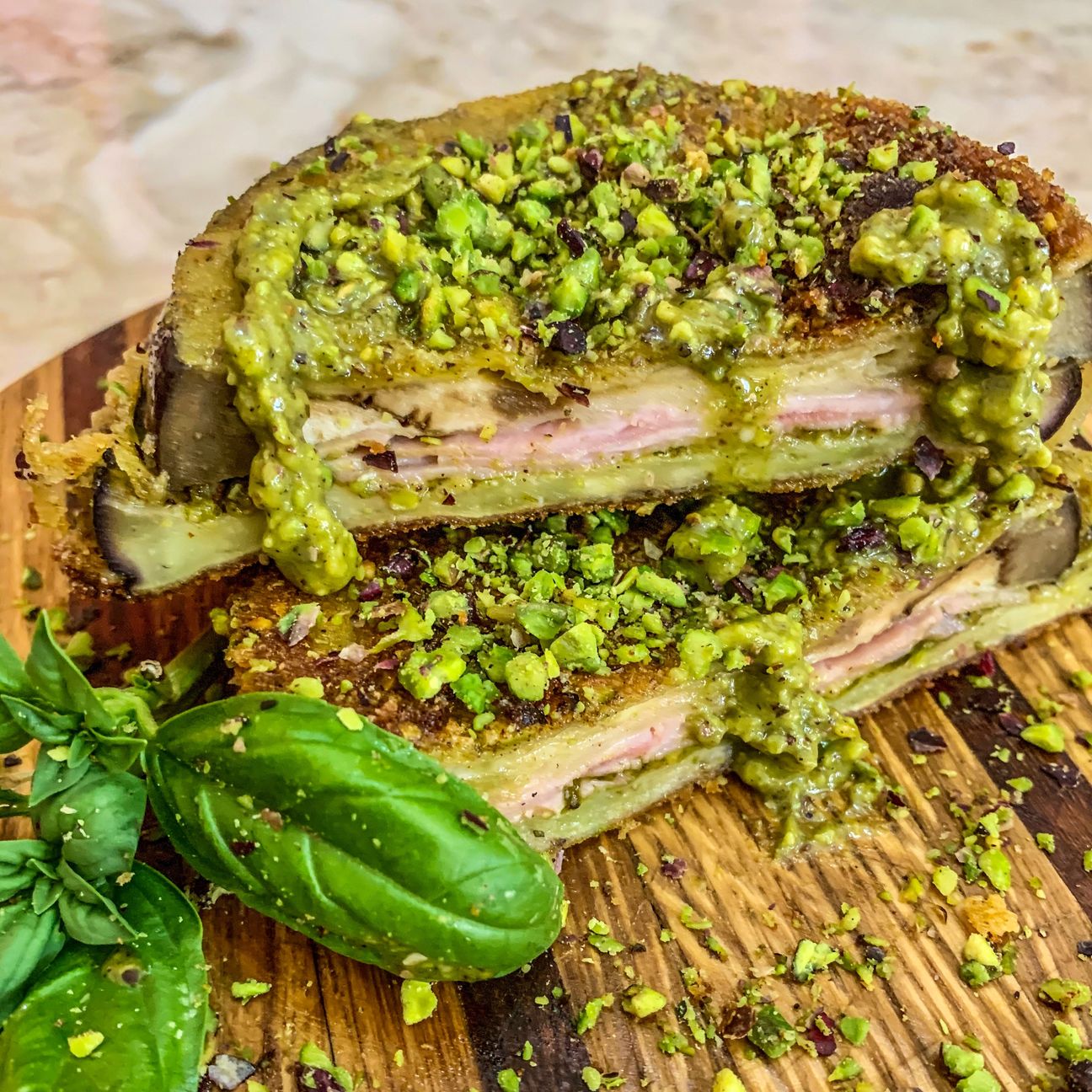 Cotolette di melanzane ripiene di formaggio piccante, prosciutto cotto e pesto di pistacchio