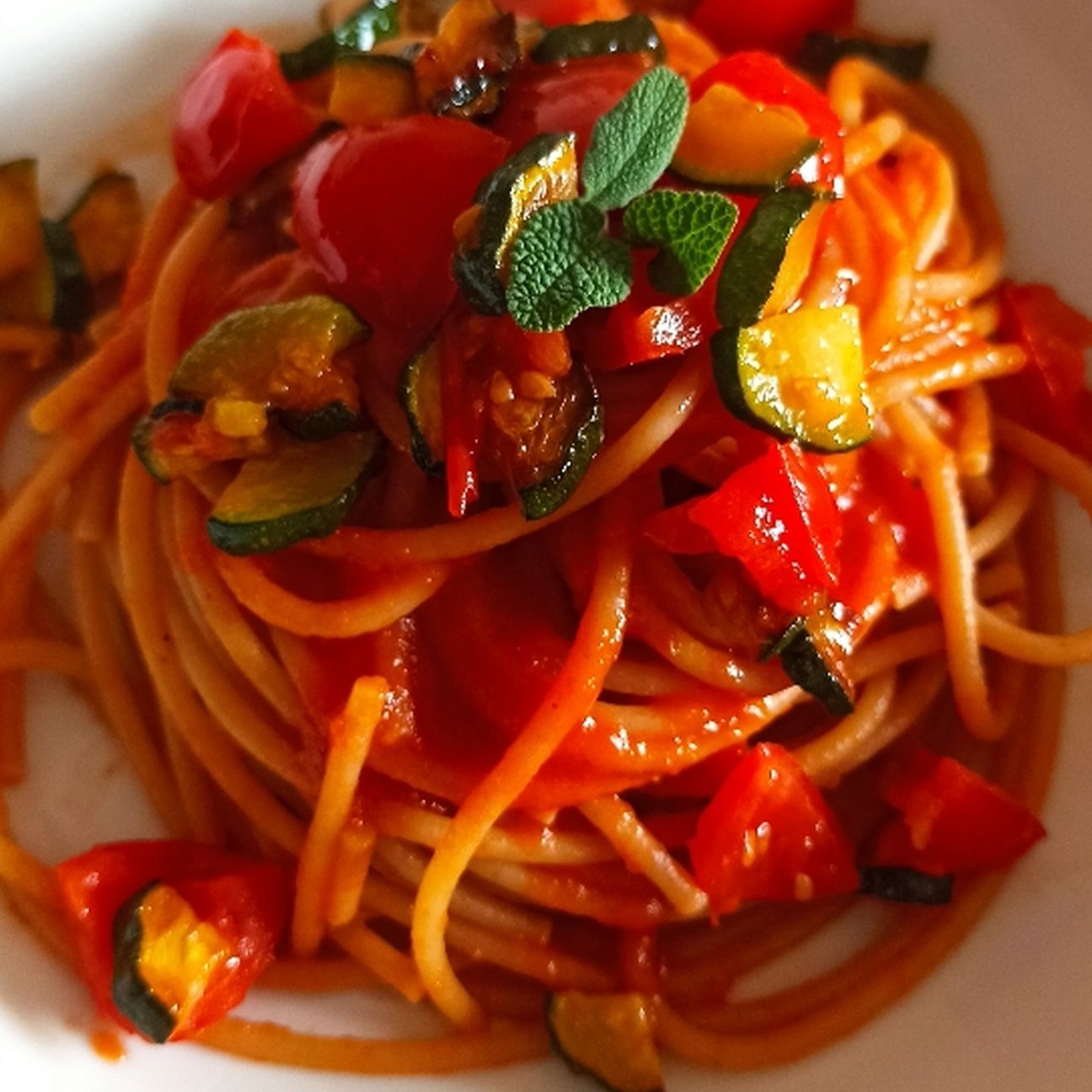 Spaghetti integrali pomodorini e zucchine