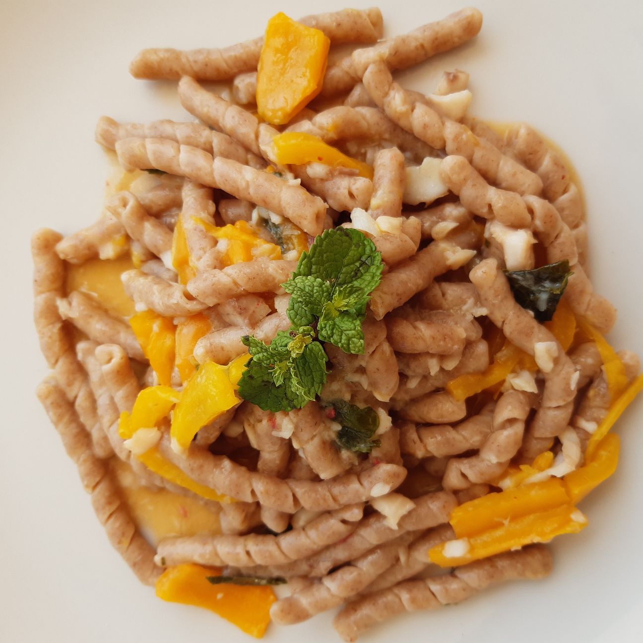 Busiate di grano tumminia con triglie peperone giallo e profumo di menta