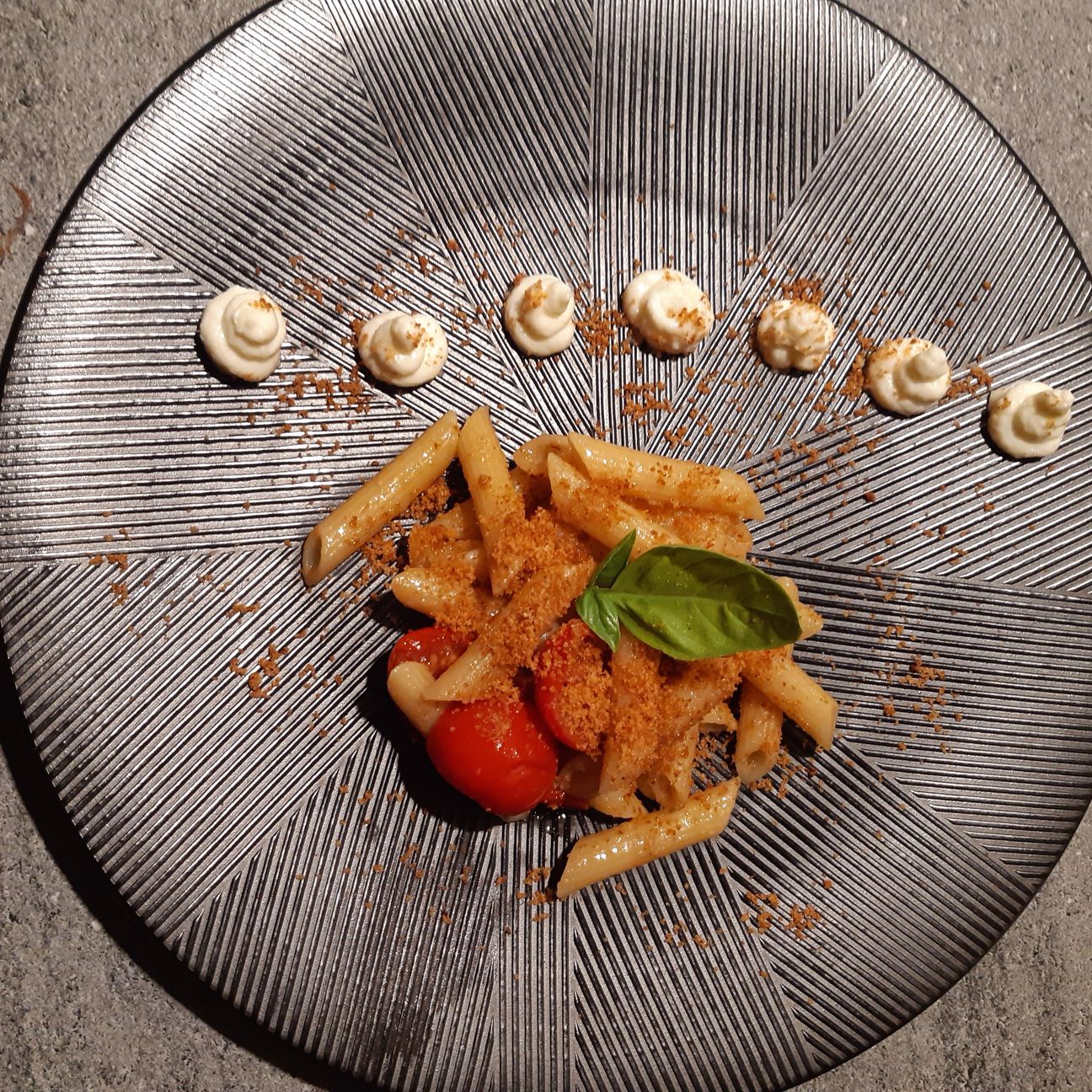 Pennette rigate con filetti d acciuga e mousse di mozzarella