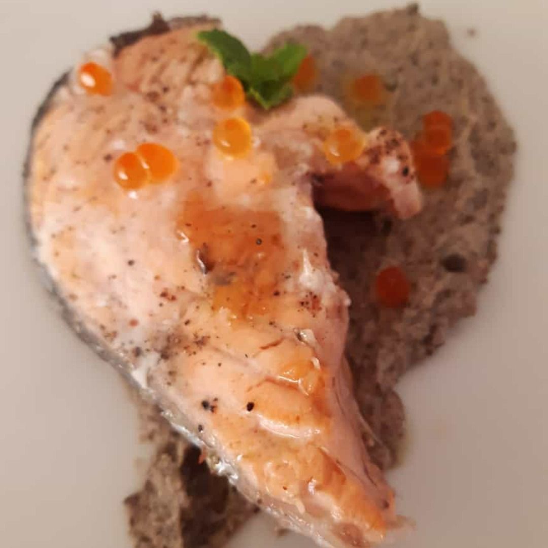 salmone all'agodolce su crema lenticchie nere