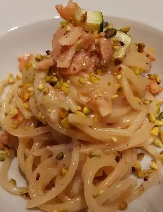 Ricetta Spaghetti con salmone affumicato aromatizzato al brandy, zucchina genovese e granella di pistacchio di domenico.sant